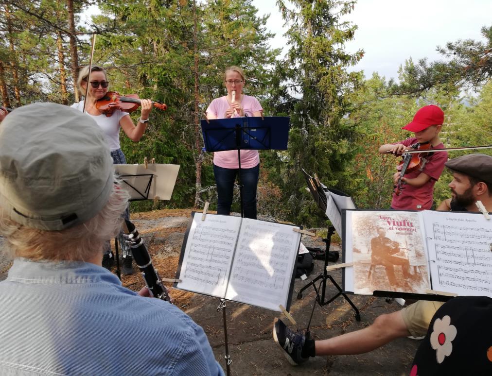 Korpilahden pelimannit konsertoivat Struven huipulla Luonto on erinomainen konserttisali.