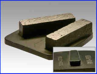 5049SE IRTOSEGMENTTI IRTOSEGMENTIT LATTIAHIOMAKONEISIIN lattianhiomakoneessa käytettävä timanttisegmentti (2 segmenttiä metallipohjassa) ruuvikiinnitys 3xM6 betonille ja kivelle kuivahiontaan