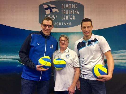 Voittaja Valepasta Tommy Carmody ja Hurrikaani-Loimaasta Jesse Mäntylä FinFanTeamilta palloja F-junioreille 25