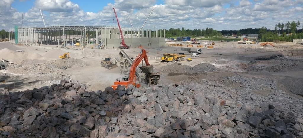 18 5 Murskaus 5.1 Murskaamot, murskaamolaitteet ja työkoneet Murskaamot jaetaan kiinteisiin, osittain liikkuviin ja kokonaan liikkuviin laitoksiin.