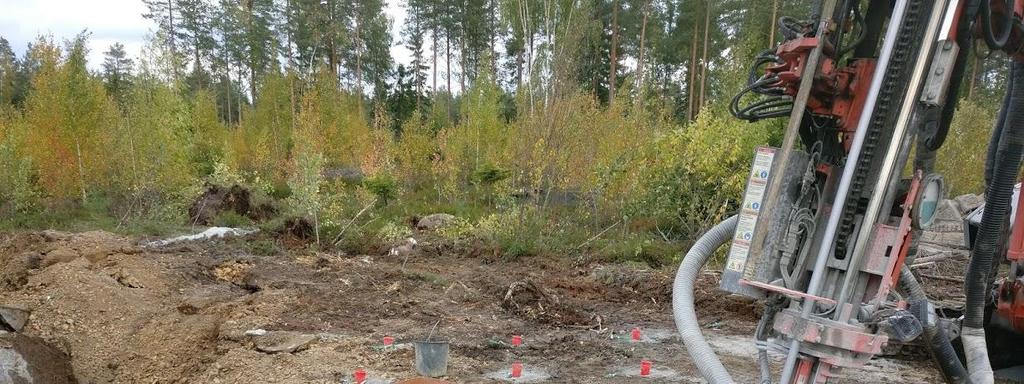 31 Syvissä ja isoissa rei issä patruunat pudotellaan reikään. Tässä tulee esille se, että patruunat ovat kooltaan yleensä aina lähelle reiän kokoa.