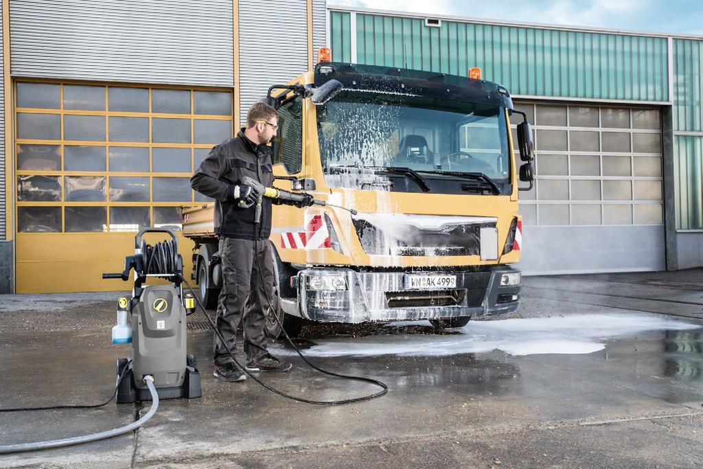 TEKNISET TIEDOT JA LAITE. Painepesuri HD 8/18-4M Kestävä, 4-napainen matala kirrosnopeuksinen kolmivaihemoottori Servo Control: Portaaton paineen ja vesimäärän säätö suoraan pesukahvasta.