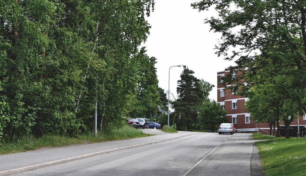 Armas Launiksen kadun varrelle pysäköinti on sallittua ja aikarajoitettua. Kadunvarsipaikat ovat usein varattuja.
