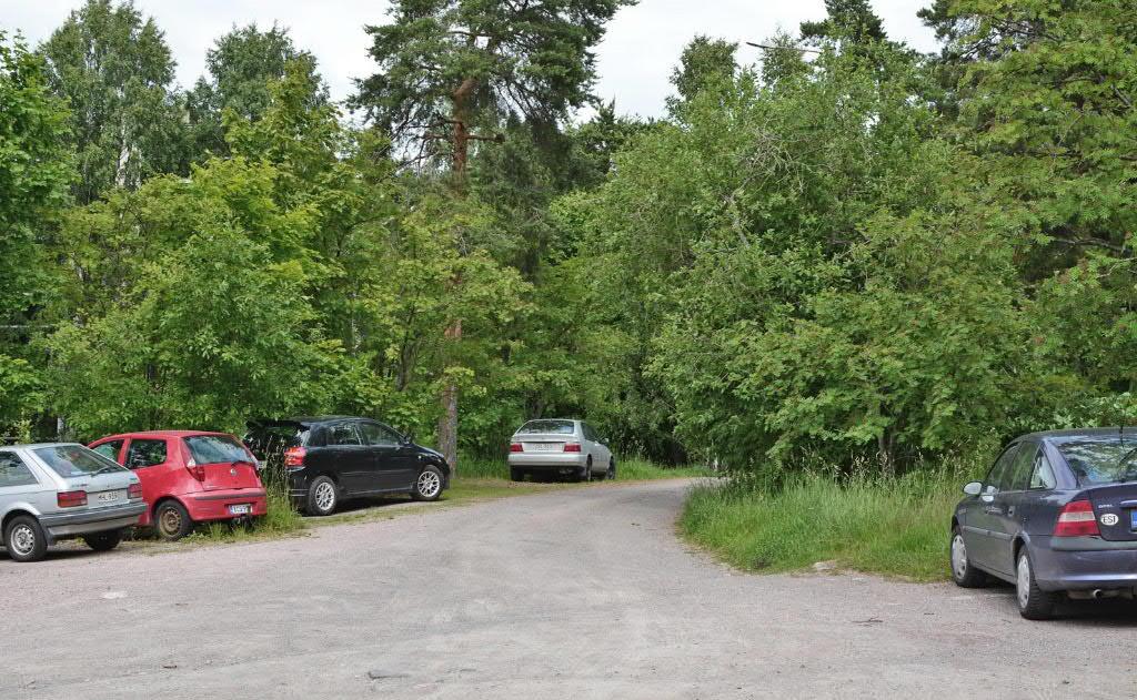 16 (27) Kuva: Valokuva suunnittelualueen määräalalta 1:206 M604. Espoon kaupunki 6/2017 Polkupyöräpysäköinti on hoidettu taloyhtiöiden varastotiloissa ja pihoilla.