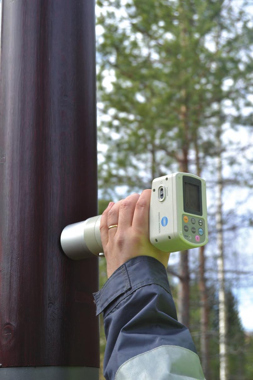 VÄRIVASTAAVUUS Värimittaus Olemassaolevan puupylväs-projektin onnistuneen jatkuvuuden takaamiseksi on mahdollista mitata värikoostumus asennetuista tuotteista.