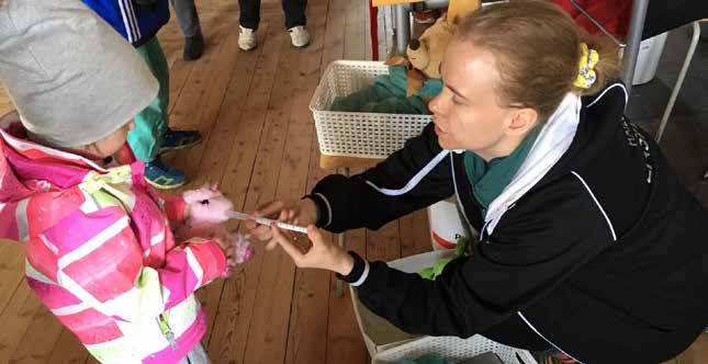 OSASTOISSA TAPAHTUU Nallesairaala in action! Tuula Lepistö Hailuodon osastosta nallesairaalan tehtävissä.