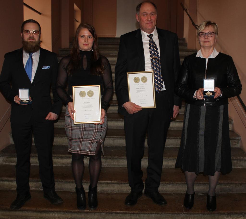 PALKINNOT WALTER EHRSTRÖMIN SÄÄTIÖN MITALIT 25 perättäisenä vuonna säätiön säännöt täyttävästä maidontuotannosta on palkittu KULTAISELLA MITALILLA Pirjo ja Jussi Mattila Janakkalasta sekä Koivumäen