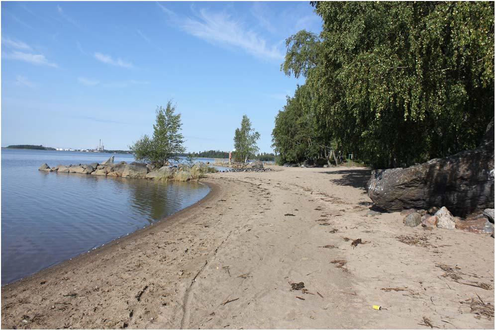 23 Kuva 9. Ahvensaaren uimaranta. (Heidi Kangasluoma) Ahvensaari sijaitsee rauhallisella paikalla mantereella, metsäisen niemen kärjessä.