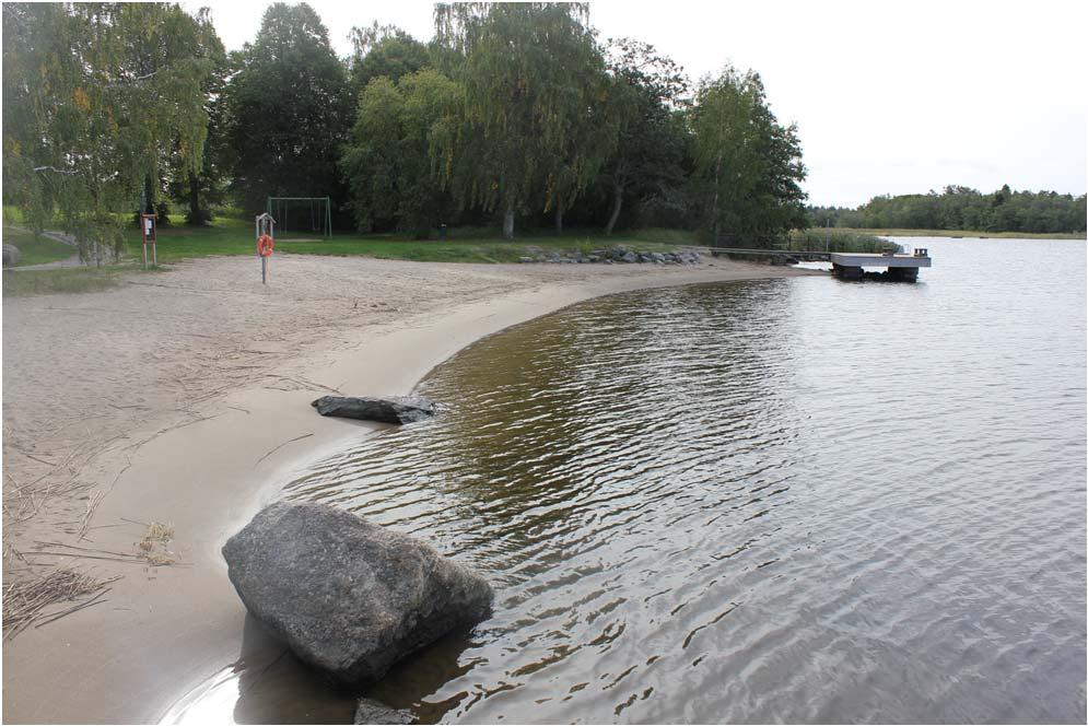 28 3.5 Strömsön uimaranta Strömsön uimaranta (Kuva 14) eli Strömsö (ruotsiksi Strömsö) sijaitsee Västervikin kaupunginosassa melko kapean ja vilkasliikenteisen Västervik strömmer - salmen kohdalla.