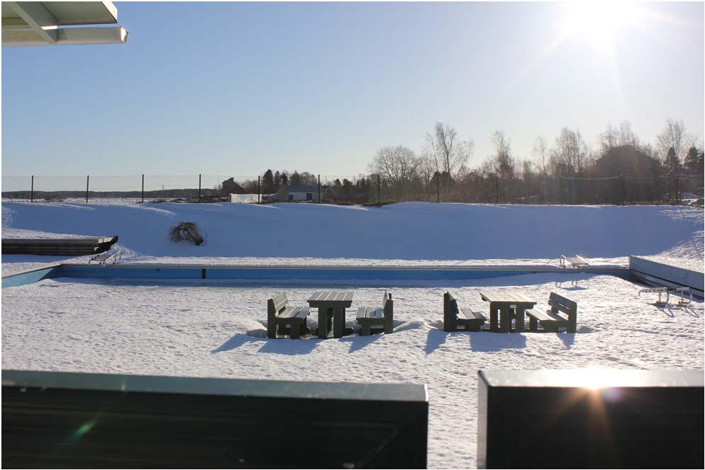 54 Kuva 40. Sulvan maauimala. (Heidi Kangasluoma) Maauimala on rakennettu vuonna 2004 ja koostuu kahdesta altaasta. Isompi allas on kooltaan 8,5 x 22 metriä. Altaan syvyys on keskimäärin 1,25 metriä.
