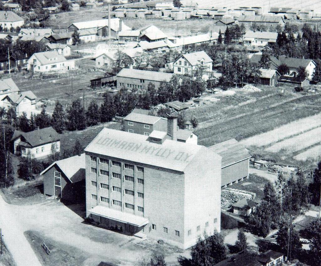 Uusi myllyrakennus 1943, vanha oli palanut samana vuonna Suomen Mylly Oy:n