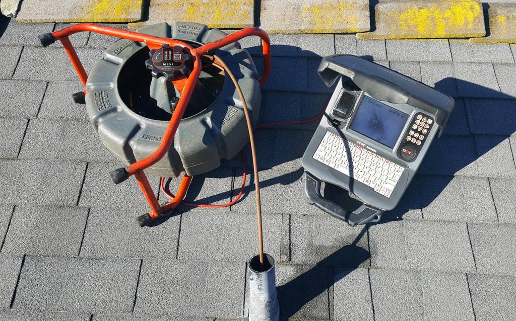 Monitoriin yhdistäminen Yhdistä järjestelmäkaapeli monitoriin kohdistamalla kaapelin kohdistusuloke kannan kanssa ja työntämällä liitin suoraan sisään. Kierrä ainoastaan ulompaa lukitusholkkia.
