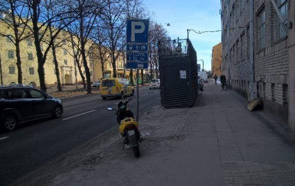 Mittausaseman etäisyys viereisestä rakennuksesta on 3 metriä ja Mäkelänkadun ajokaistan reunasta alle 0,5 metriä.