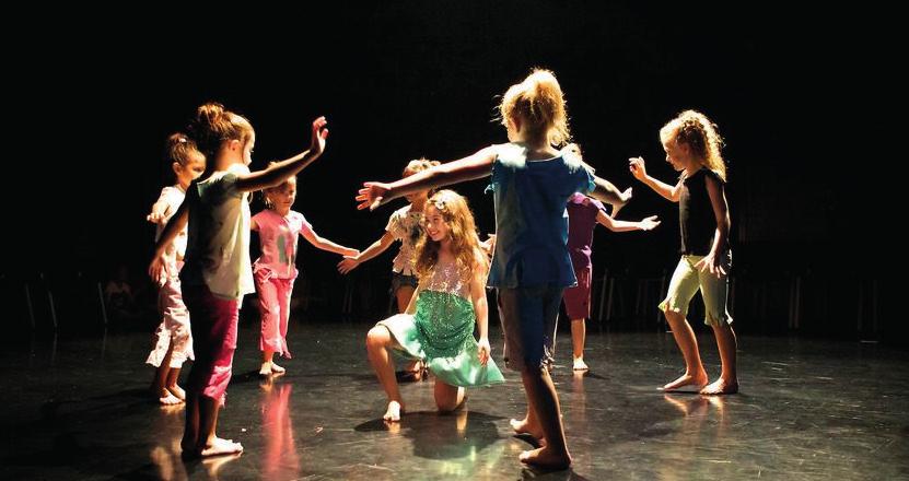1-4-VUOTIAAT TANSSIPAJAT Tanssija-tanssinopettaja Kati Kotilaisen luonnosta ponnistava tanssipajakokonaisuus on niin päiväkodin lapsille kuin aikuisillekin sunnattu elämyksellinen projekti, joka