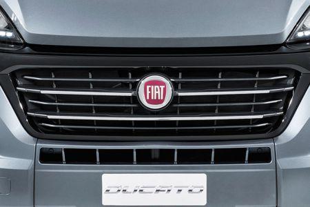 Ajovalot mustilla kehyksillä Autonväriset ovenkahvat Skid plate