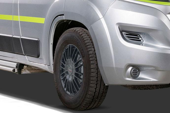 HYMERCAR Grand Canyon sivultapäin ovi suljettuna. HYMERCAR on tässä kuvassa CrossOver Maxi -paketilla ja lisävarusteena saatavalla markiisilla varustettuna.