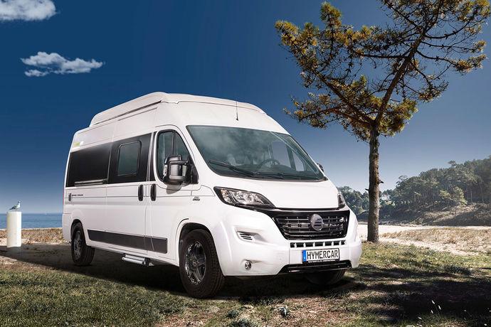 Pesutilalla varustettu HYMERCAR Fiat-alustalla on lisähintaan saatavissa nostokatolla.