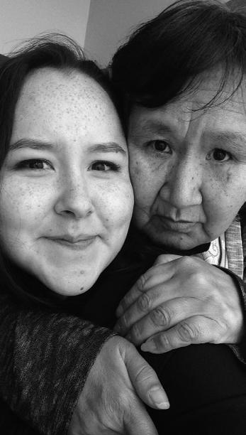 Caroline ammalu Sarah Nochasak / Caroline and Sarah Nochasak November 2017-nami, suliatsak sakkititsilaukkuk 44 allatausimajunik inunnut Nunatsiavummi, ilonnatik apitsotimik kiudlutik, Sunanik Inuit