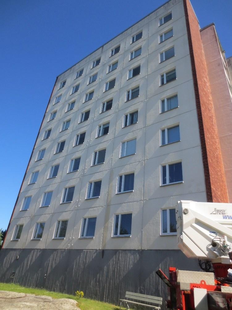 Kuva 6. As Oy Ilpoistenmäki rakennuksen 3 julkisivu lounaaseen Katot tarkastettiin julkisivujen kuntotutkimuksen yhteydessä. Huopakatot on uusittu lähiaikoina ja ne ovat hyvässä kunnossa.