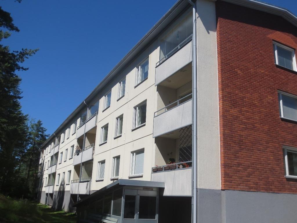 Kittaukset ovat kuivuneet ja halkeilevat. Vanhat vesipellit on todennäköisesti jätetty alle. Ongelma on ratkaistu kitillä tai pellillä vesipellin ja ikkunanpuitteen väliin. Kuva 7.