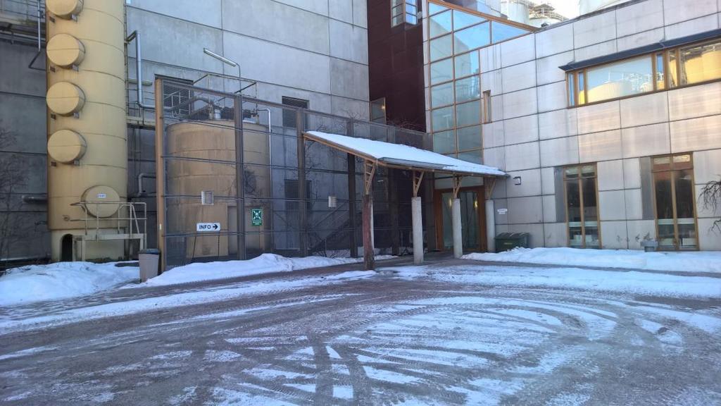 57 Kuva 29. Tehdasrakennuksen sisääntulo. Nykyisten valaisimien korvaajiksi suunniteltiin Fagerhultin Rondo G2 Power Twin - valaisin, jossa on ylä- ja alavalo leveällä valokeilalla.