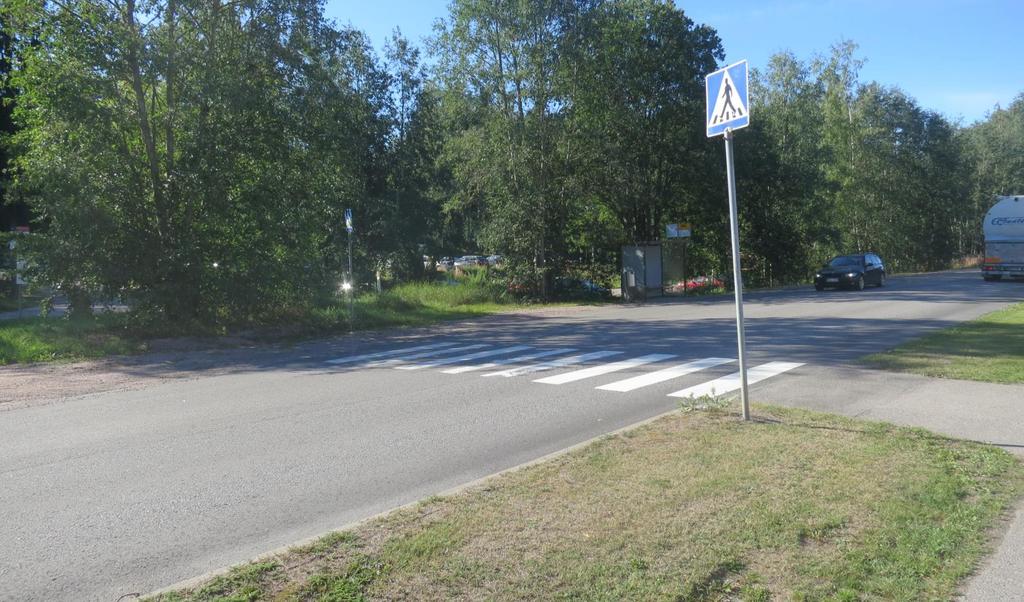 SOKERITEHTAANTIE/RISTIKALLIONTIE, TOIMENPIDE 2 Sokeritehtaantien ylittävä suojatie päättyy eteläpuolella päällystämättömään alueeseen, joka johtaa bussipysäkille.