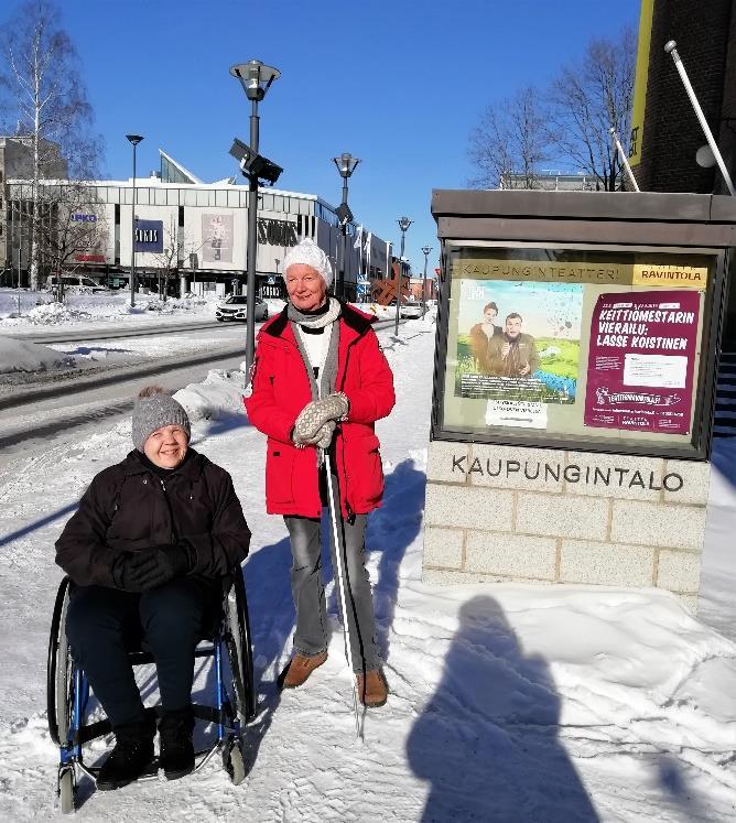 2.2 Piha ja sisäänkäynti Pihan kulkureitit ovat tasaisia ja helppokulkuisia, mutta sisäänkäyntien edustalla ei ole istuttavia levähtämispaikkoja.