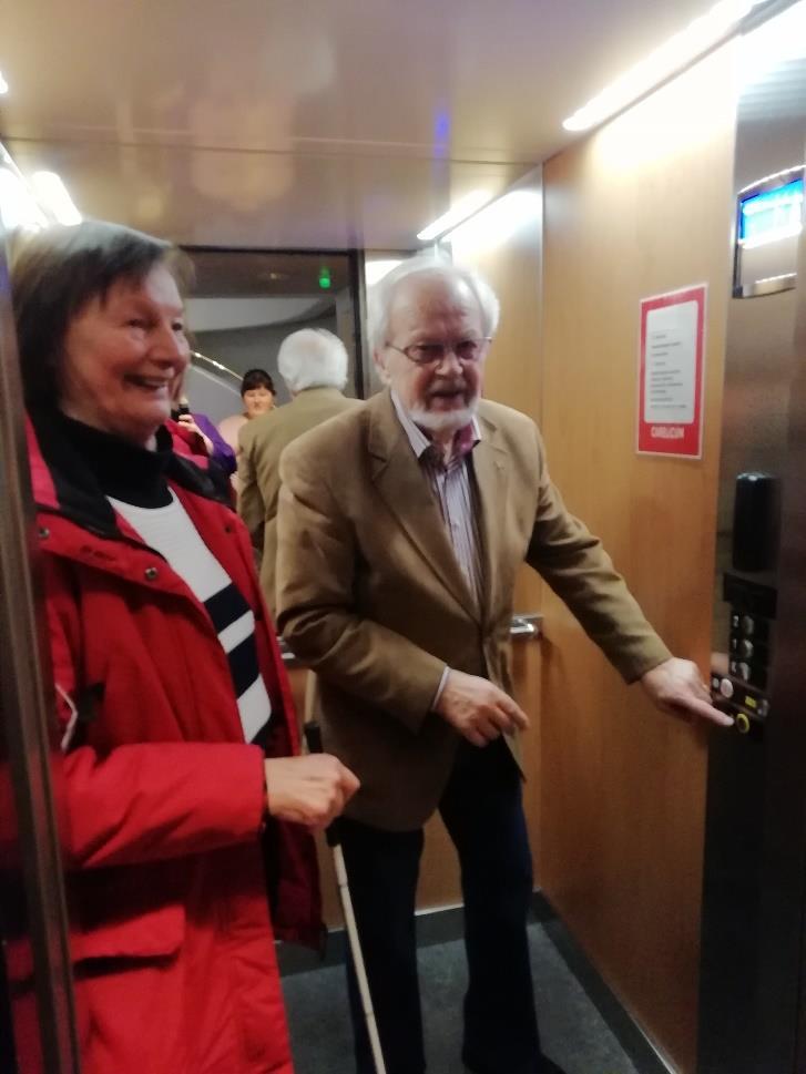 alkamis- ja päättymiskohdassa. Kaide ei erotu tummuuskontrastina taustastaan, mutta sen metallinen materiaali hohtaa tilan himmeässäkin valaistuksessa, joten näkövammainen erottaa sen melko hyvin.