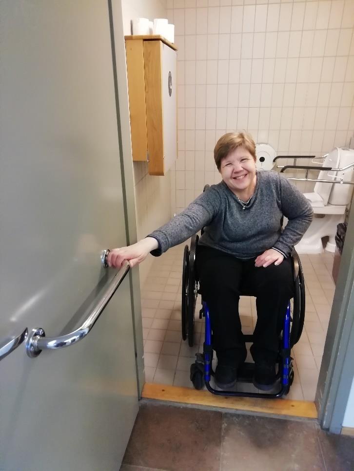 Tarvittaessa ravintolan henkilökunta on kuitenkin valmis tuomaan ruoan pöytään ja korjaamaan astiat pois. 6.6 WC-tilat Rakennuksessa on esteetön WC, jonka yhteydessä on vauvanhoitohuone.