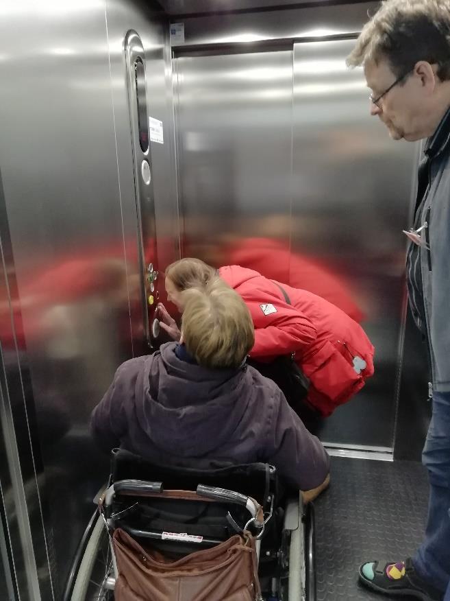 1.5.1 Lasten ja nuorten osaston WC-tilat Lasten- ja nuorten lainausosastolla ei ole erillistä esteetöntä WC-tilaa. WC:n ovi on liian kapea ja se aukeaa ulospäin.