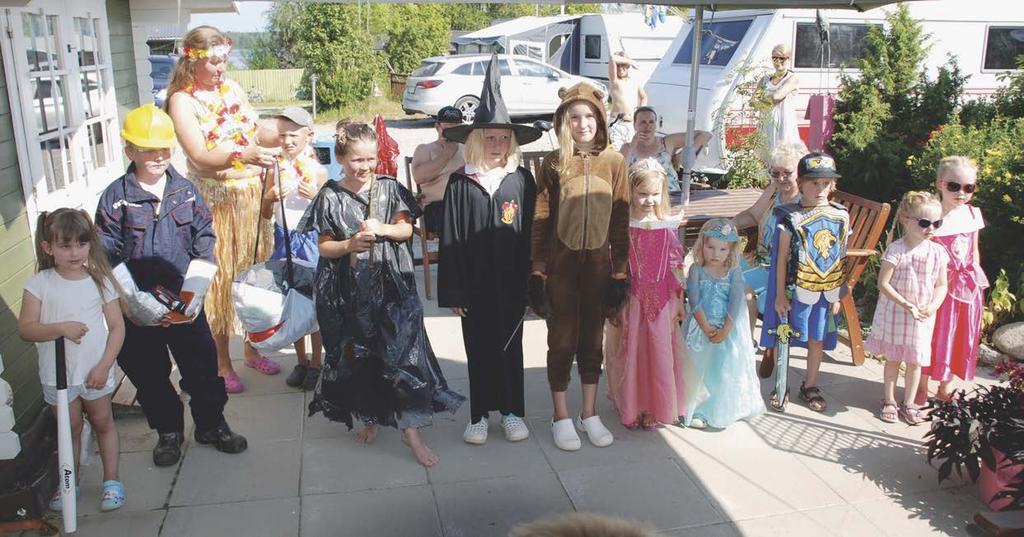 Heinäkuun naamiaisrieha Prinsessoja, mörköjä, remppamiestä ym. lasten hauskoissa naamiaisissa.