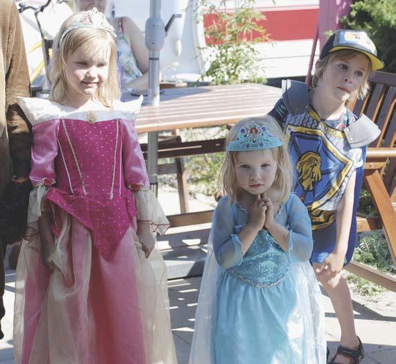 Pikku kilpailuja, mutta päivän tärkein ohjelma oli lasten naamiaiset. Oli prinsessaa, puuha-peteä, oja-asukkia (melkoinen otus), ym.