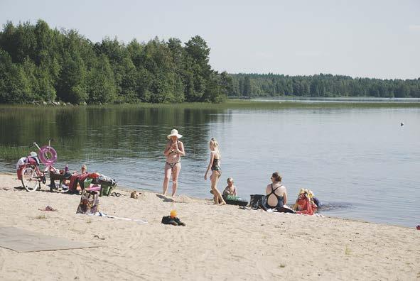 Näiden tanssien aikaan paikalle ilmestyivät aikuiset naamioituneina. Se oli riehakasta. Mielettömiä rooliesiintymisiä.