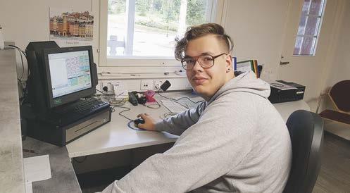 kanssa porukassa ajaen pikkukalaparvia ringissä matalampaan ja matalampaan veteen ja sitten hyökkäilevät ringin keskelle hakemaan saalista. Yllätyksiäkin sattuu kuvatessa.