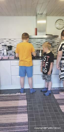 karavaanareille ylägrillillä ensimmäinen päivä kesäkuuta.