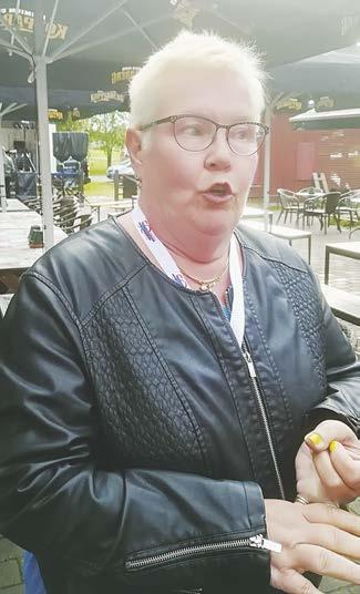 Stadi-Suomi sanakirja. SF-Carvan ry:n puheenjohtaja Olli Rusi avasi kokouksen molemmilla kotimaisilla kielillä.
