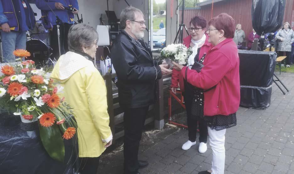 lähettikin terveisiä ja suositteli että yhdistykset anoisivat ja muistaisivat ahkerammin yhdistyksen toimijoita, nyt ansiomerkkejä anotaan liian vähän.