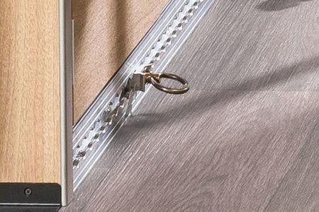 Kaksi 230 V, kolme 12 V ja yksi USB-pistorasia takaavat, että liitäntämahdollisuuksia on tarpeeksi.