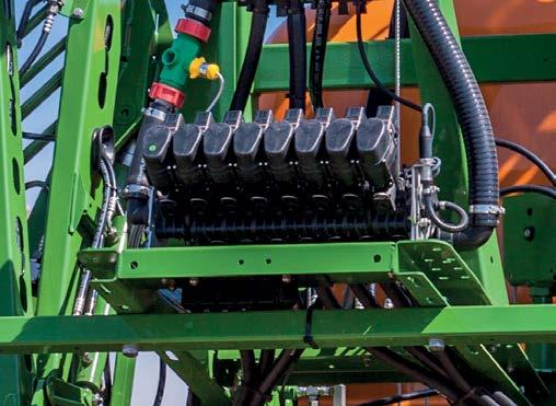 Se merkitsee muistiin levitetyt määrät ja käsitellyt pinta-alat. Hydraulitoimintoja ohjataan traktorin ohjauslaitteiden kautta.