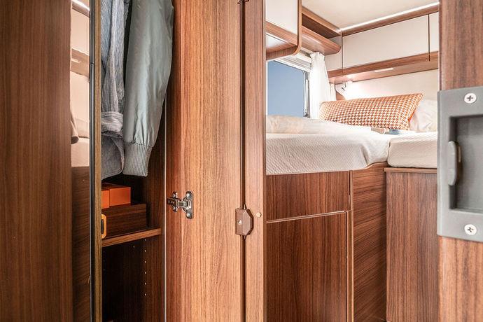 HYMER ML-T -mallin takavuoteiden yläpuolella vakiona oleva kirkaslasinen HYMER-kattoikkuna tuo myös nukkumistilaan paljon