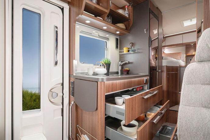 lisätilan saamiseksi HYMER ML-T -mallin keittiöön.