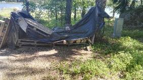3 x KYMMENEN VATSALIHASLIIKETTÄ. Iltapäivällä löhöttiin terassilla, ja ip kahvilla eka mansikkakakku. Saunottiin ja uitiin.