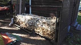 Iltapäivällä levättiin aurinkoterassilla, illalla saunottiin, ei käyty uimassa. Su 10.6 puutöissä, kotiin Puutöissä taas aamusta. Lepäilyä terassilla.