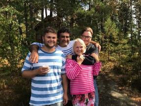 8 puiden pilkkomista Aamutoimet: tuhkat pois pesästä, vesipata lämpiämään.