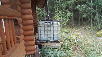 Kävin hakemassa soutuveneellä vesimittarin ja muutaman pehmusterenkaan, soutuveneen suojatolpat rannasta sekä kiven vierestä olleen