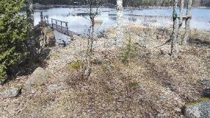 Aiemmin vene ei ole ollut lastattuna niin täyteen, syksyllä tuotiin kaikki tavarat pois ja nyt takaisin. Lisäksi kaikki käsityöt, langat jne. Kyllä oli kaikki laatikot veneessä täynnä.