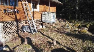 Minä vein matot ulos ja pöllytin kaikki pehmusteet, Tuija imuroi ja pesi lattiat. Markon kanssa leikattiin levystä pala WC:n taustalle.
