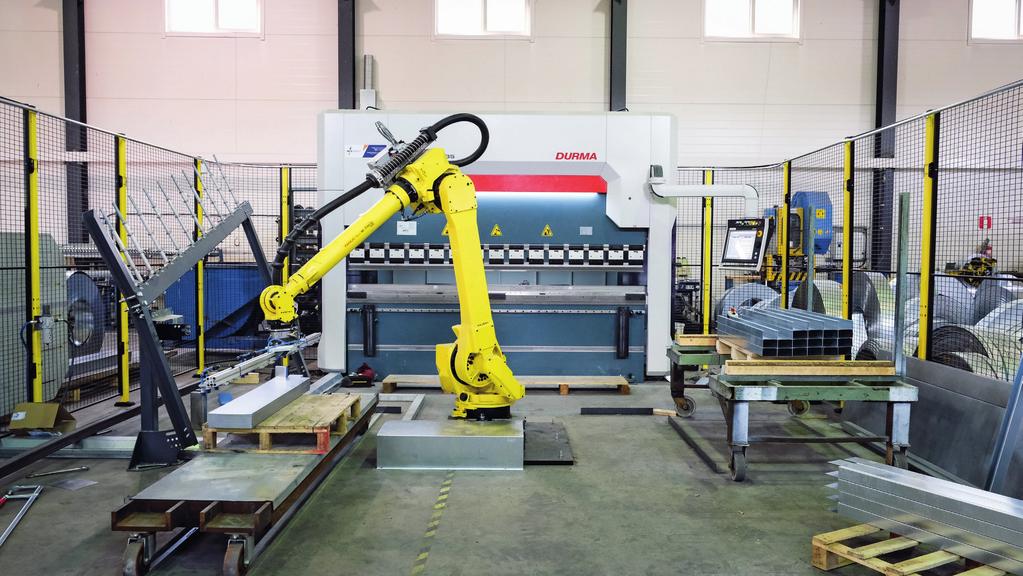ROBOTIT TULIVAT Leo Saarnin tiimiin Saukkolan tehtaalle Leo Saarni, tuotantovastaava, Aulis Lundell Oy T uotantovastaava Leo Saarni on pitkän linjan lundellilainen, joka tuntee sekä yhtiön että