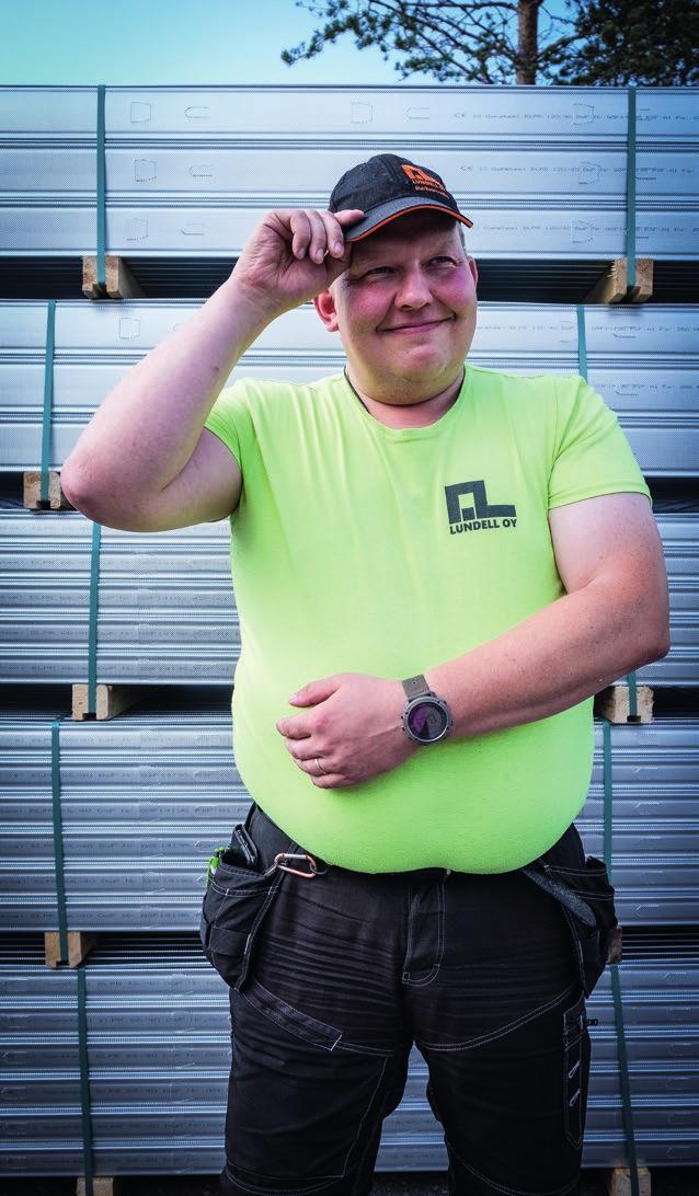 Saarni on ehtinyt työskennellä vuosien varrella useissa eri tehtävissä ja toteaa olevansa hyvä esimerkki työssäoppimisesta.