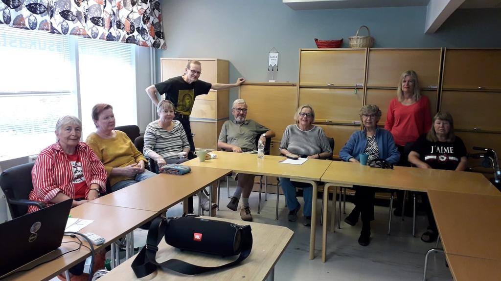 7 Aloin tehdä nyt jo edesmenneen Mikko Saarelan kanssa Kauriin kääntöpiiriä. Sitä jatkoin sitten lopulta yhdeksäntoista vuotta siihen saakka, kun mut lomautettiin.